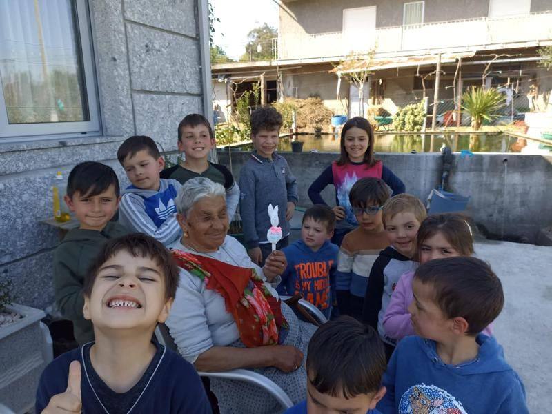 Crianças e seniores juntos na Páscoa.